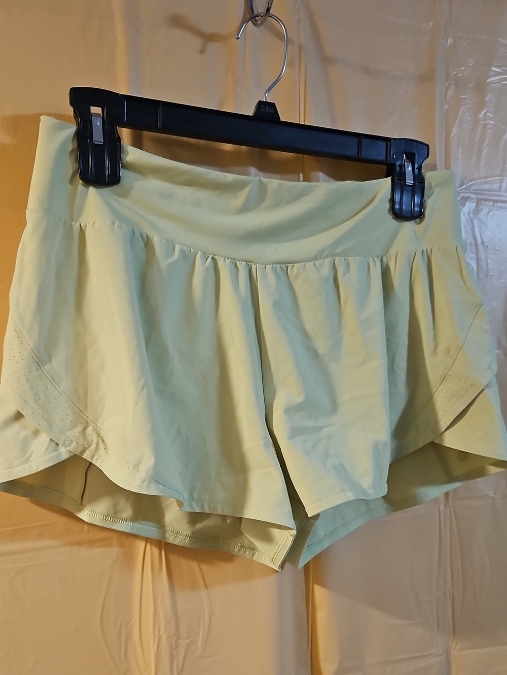CALIA Women’s Kick It Up Mid Rise Shorts: LIGHT GREEN: NEW WITH TAGS: L
